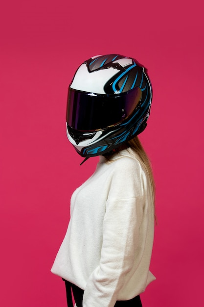 Photo gratuite femme en pull blanc avec casque de moto