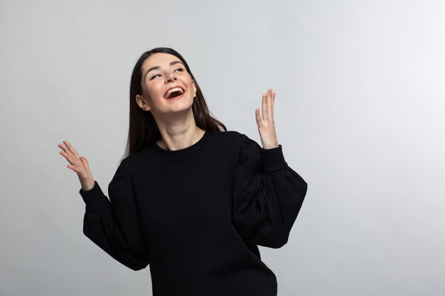 Femme en pull noir rit