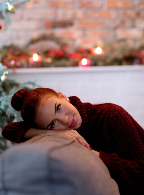 Femme en pull rouge