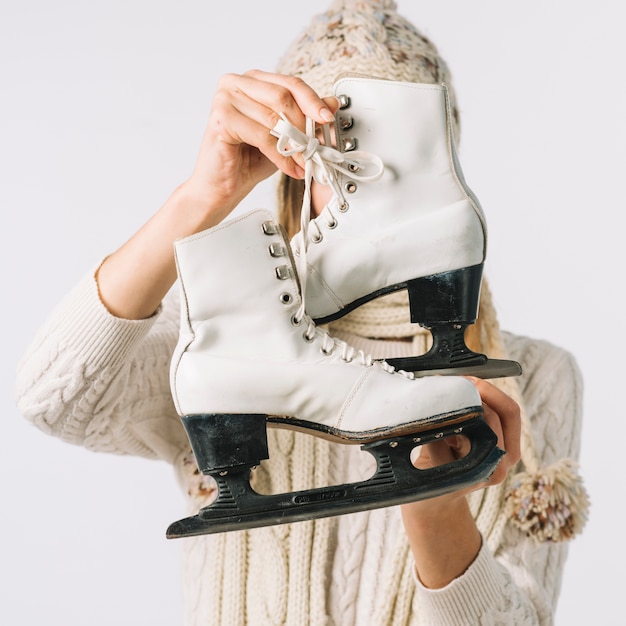 Femme, pull, tenue, patins blancs