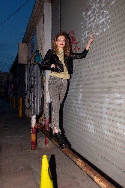 Femme punk avec attitude à l'extérieur