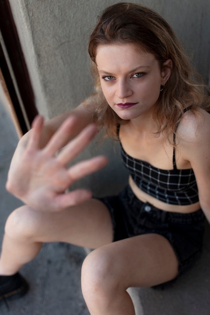 Femme punk caucasienne avec attitude en milieu urbain