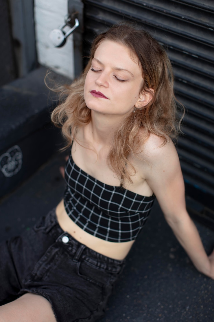 Photo gratuit femme punk caucasienne en milieu urbain
