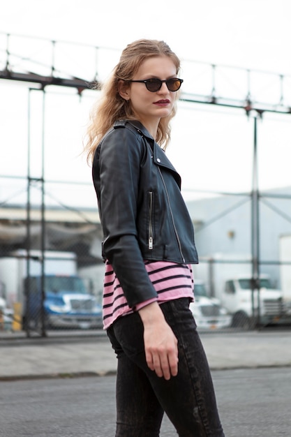 Photo gratuite femme punk avec des lunettes de soleil en milieu urbain