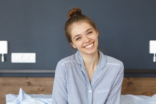 Femme En Pyjama Assis Dans Son Lit