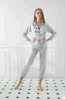 Photo gratuite femme en pyjama