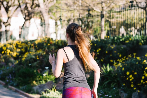 Femme qui court dans le parc