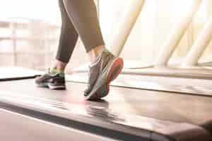 Photo gratuite femme qui court dans une salle de sport sur un concept de tapis roulant pour l'exercice, la forme physique et le mode de vie sain