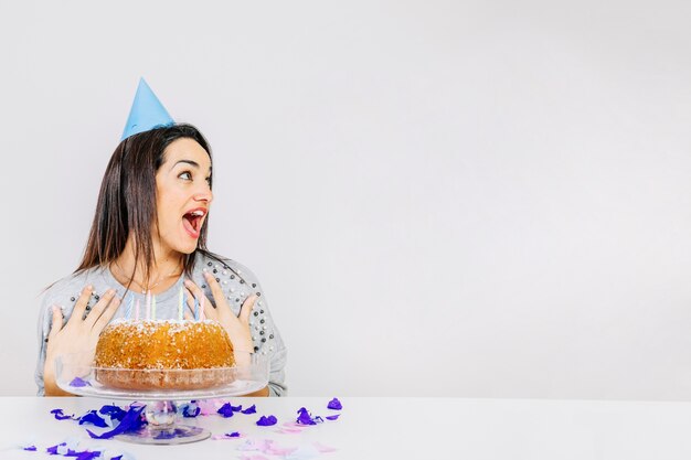 Femme qui criait avec un gâteau d&#39;anniversaire