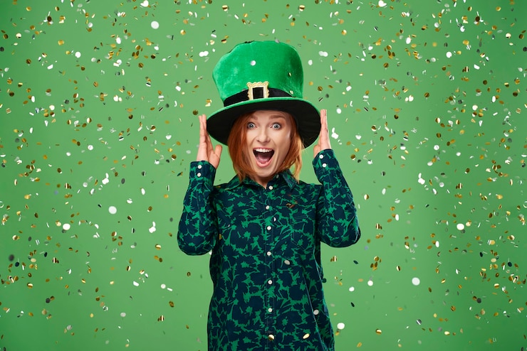 Photo gratuit femme qui crie avec un chapeau de lutin sous une pluie de confettis