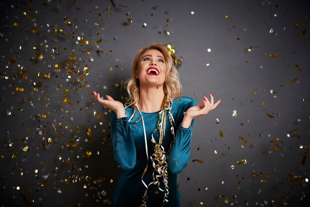 Femme qui crie sous la douche de confettis