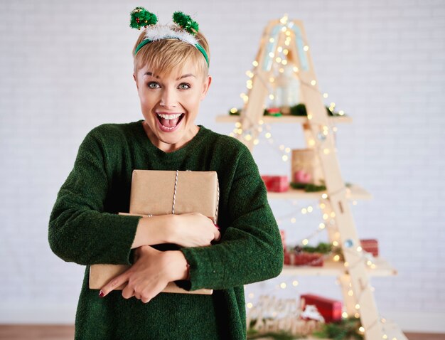 Femme qui crie tenant le cadeau de Noël