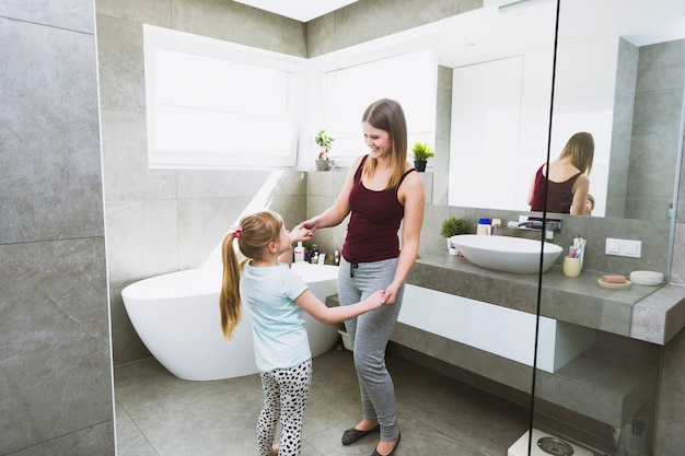 Photo gratuite femme qui danse avec petite fille