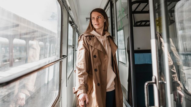 Femme qui marche dans le couloir du train