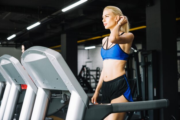 Femme qui marche sur tapis roulant