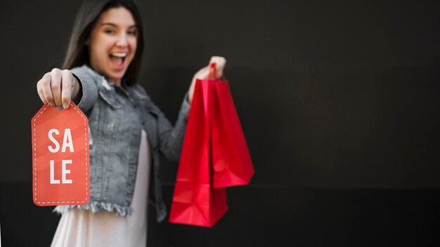 Femme qui pleure avec des paquets d&#39;achats et tablette de vente