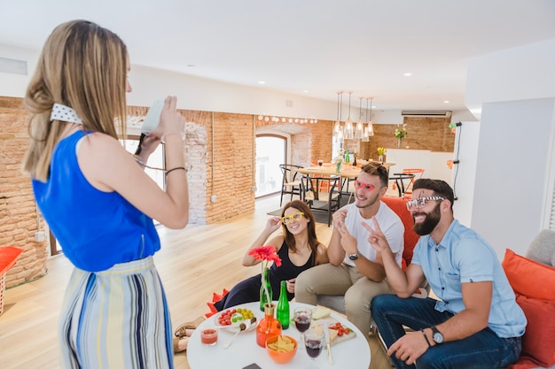 Photo gratuite une femme qui prend des amis joyeux