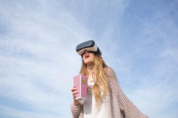 Femme qui riante dans des lunettes VR