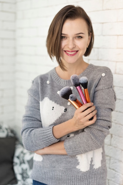 Photo gratuite femme qui rit avec le maquillage