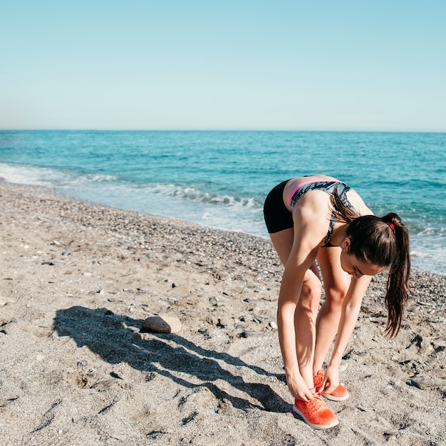 Femme Qui S'étend à La Plage