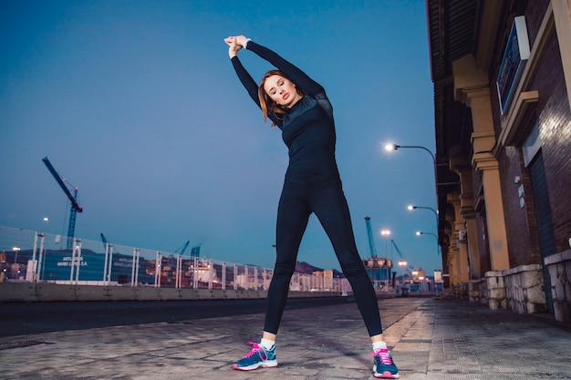 Femme qui s&#39;étend sur la rue