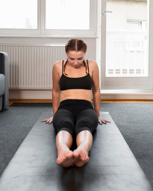 Photo gratuite femme qui s'étend ses jambes à l'intérieur