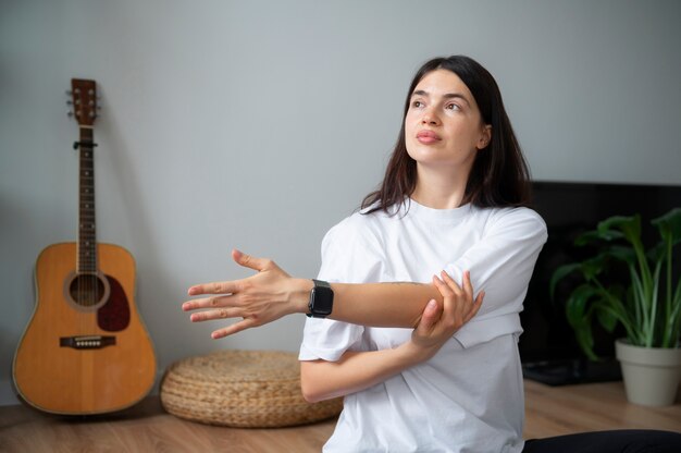 Femme qui s'étire à la maison pendant la quarantaine