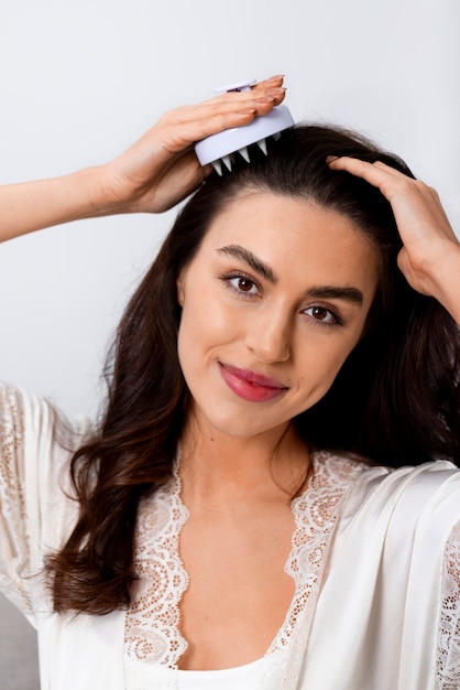 Photo gratuite une femme qui se fait un massage du cuir chevelu.