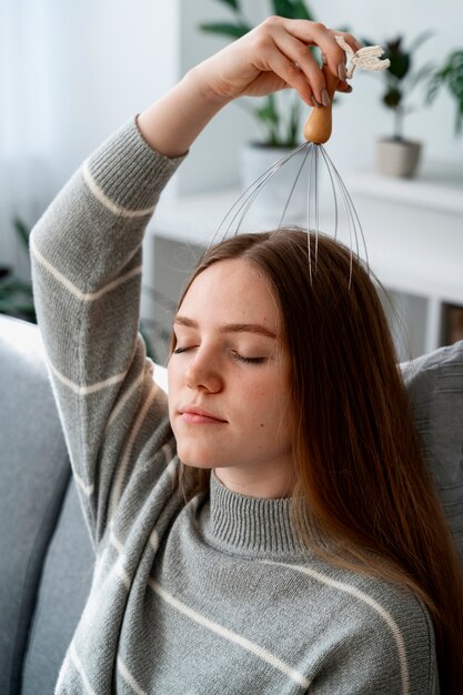 Une femme qui se fait un massage du cuir chevelu.