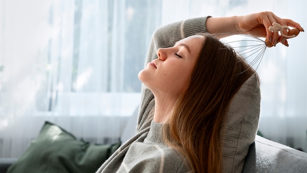 Une femme qui se fait un massage du cuir chevelu.