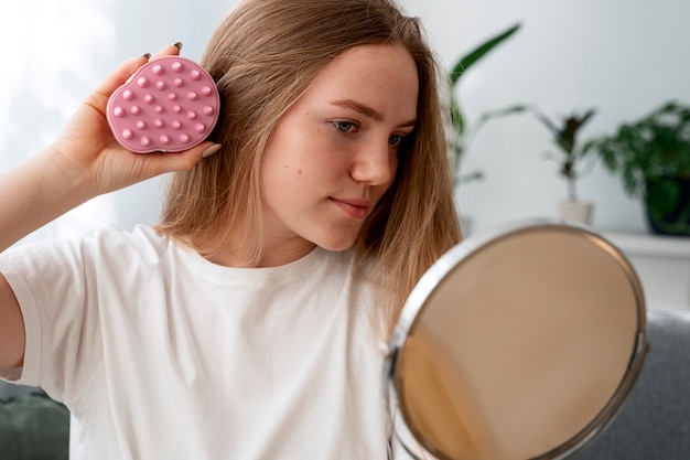 Photo gratuite une femme qui se fait un massage du cuir chevelu.