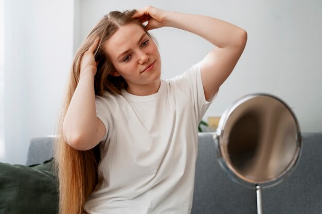 Une femme qui se fait un massage du cuir chevelu.