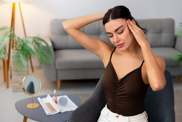 Une femme qui se fait un massage du cuir chevelu.