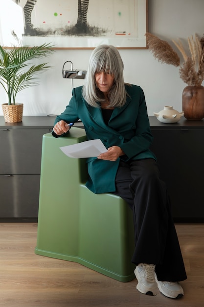 Une femme qui travaille dans un bureau.