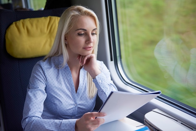 Femme qui travaille dans le train