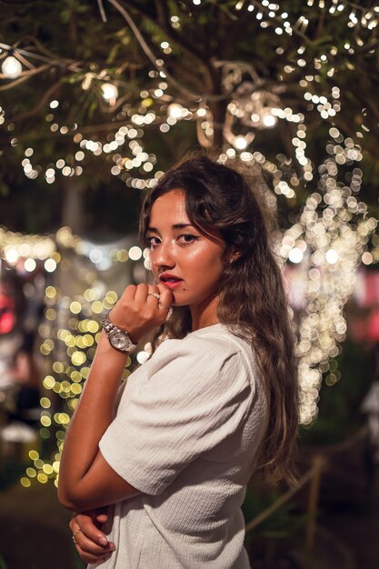 Femme de race blanche bronzée avec féroce posant dans un parc d'attractions