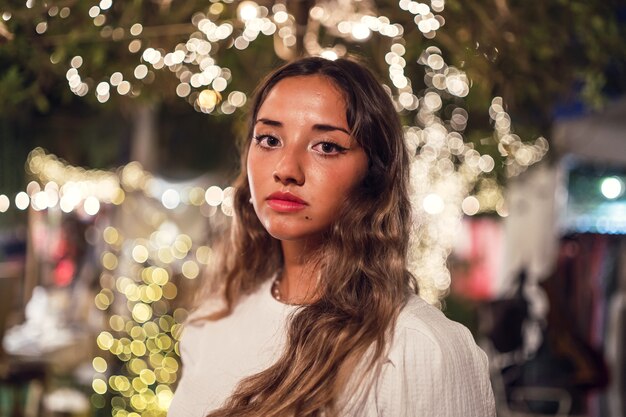 Femme de race blanche bronzée avec féroce posant dans un parc d'attractions