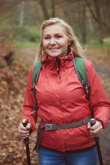 Femme randonnée dans la forêt