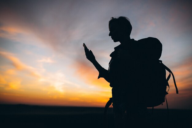 Femme, randonnée, montagnes, conversation, téléphone