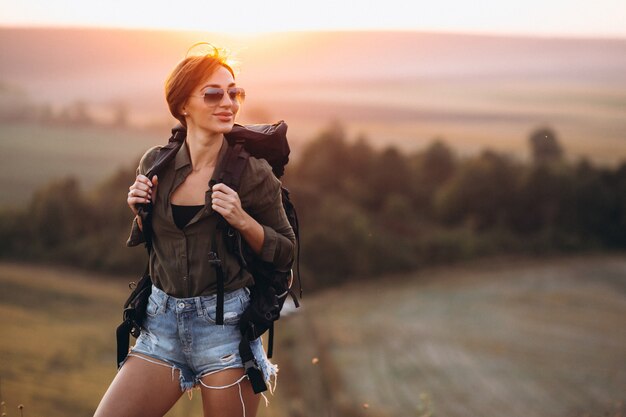 Femme, randonnée, montagnes