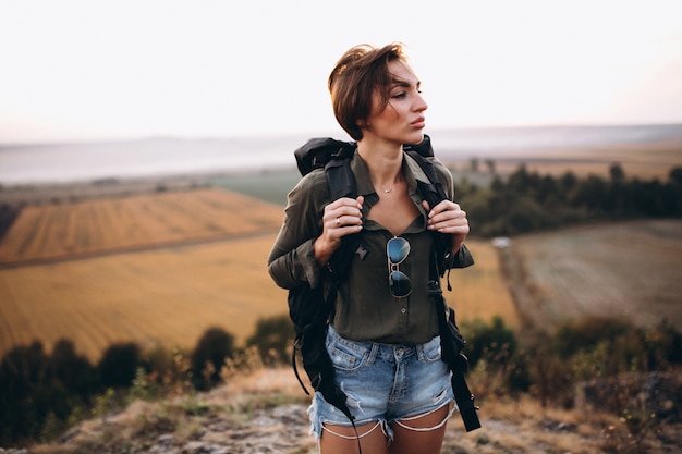 Femme, randonnée, montagnes