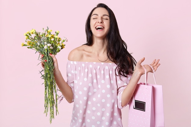 Une femme ravie reçoit un cadeau souhaitable