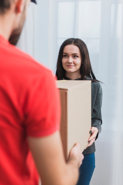 Photo gratuite femme recevant un colis avec un courrier