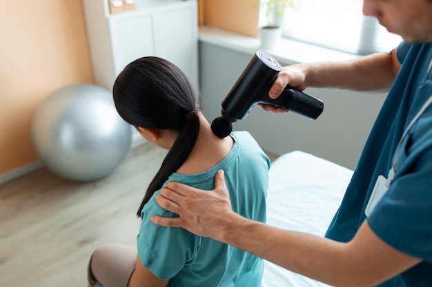 Femme recevant un massage au centre de réadaptation