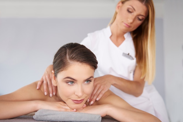 Femme recevant un massage au spa