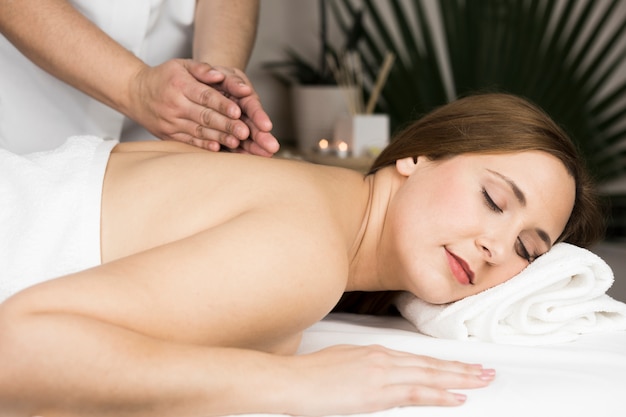 Femme recevant un massage dans un centre de spa