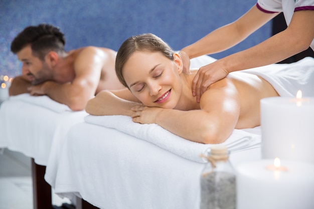 Femme Recevant Un Massage Sur Le Dos