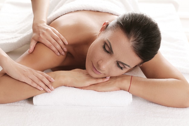 Femme recevant un massage relaxant au spa