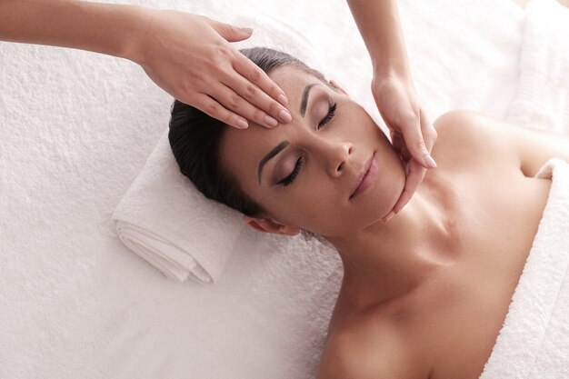 Femme recevant un massage relaxant au spa