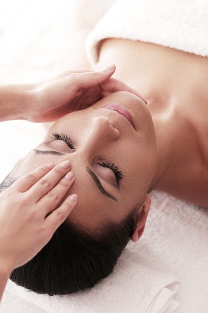 Femme recevant un massage relaxant au spa